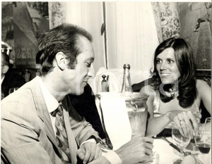 1970 ca GOSSIP ITALIA Caterina CASELLI con Piero SUGAR (1) Foto 27x21 cm  Fotografia d'epoca. CONDIZIONI: FAIR (piegature al margine superiore con piccolo taglio)FORMATO: 27x21 cm       originale e autentica 1