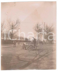 1890 PARMA Venditore ambulante con cane alle redini - Foto 8x11 cm Fotografia d'epoca, con didascalia al verso.  PAGINE: 64 FAIR/discreto Lievi aloni FORMATO: 8x11 cm originale e autentica 1