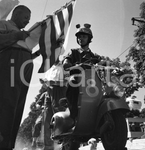 1952 BRESCIA Audax Vespistico di 1000 Km Vespe in partenz_ NEGATIVO ORIGINALE 2 Negativo originale in bianco e nero su pellicola.  E' SEVERAMENTE VIETATA LA RIPRODUZIONE.TUTTI I DIRITTI SONO RISERVATI.ICharta mette in vendita, sul negozio eBay e in esclusiva sul sito "icharta" il proprio archivio composto da numerose diapositive e negativi fotografici d'epoca, tutti originali e autentici.Si tratta di uno sguardo inedito sull'attualità, la politica, la vita quotidiana, il gossip e la cultura, che fotografa il cambiamento della nazione (e non solo) tra il 1890 ed il 1990 circa. Un'occasione unica per il mercato del collezionismo, che vede finalmente disponibile un archivio eccezionale per vastità, tematiche e condizioni, in un settore (il negativo fotografico e la diapositiva) di assoluta novità e dalle interessanti prospettive di investimento. CONDIZIONI:FAIR/discretoFORMATO: cm 6 x 6 originale e autentica 1
