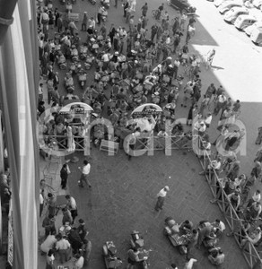 1952 BRESCIA Audax Vespistico di 1000 Km verifica vespe NEGATIVO ORIGINALE 1 Negativo originale in bianco e nero su pellicola.  E' SEVERAMENTE VIETATA LA RIPRODUZIONE.TUTTI I DIRITTI SONO RISERVATI.ICharta mette in vendita, sul negozio eBay e in esclusiva sul sito "icharta" il proprio archivio composto da numerose diapositive e negativi fotografici d'epoca, tutti originali e autentici.Si tratta di uno sguardo inedito sull'attualità, la politica, la vita quotidiana, il gossip e la cultura, che fotografa il cambiamento della nazione (e non solo) tra il 1890 ed il 1990 circa. Un'occasione unica per il mercato del collezionismo, che vede finalmente disponibile un archivio eccezionale per vastità, tematiche e condizioni, in un settore (il negativo fotografico e la diapositiva) di assoluta novità e dalle interessanti prospettive di investimento. CONDIZIONI:FAIR/discretoFORMATO: cm 6 x 6 originale e autentica 1