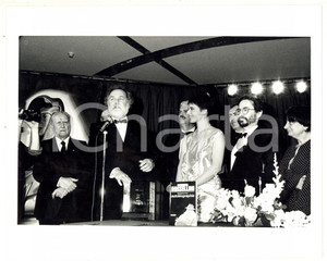 1987 FRANCIA Isabella, Renato e Renzo ROSSELLINI presentano libro del padre (3) Fotografia di agenzia. Presentazione di "Fragments d'une autobiographie" di Roberto RosselliniCONDIZIONI: GFORMATO: 24x18 cm     originale e autentica 1