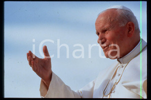 35mm vintage slide* 1995 COSTUME Papa GIOVANNI PAOLO II (3)  Diapositiva d'epoca, in formato 35 mm.CONDIZIONI: GOODE' severamente vietata la riproduzione. Tutti i diritti sono riservati.Nella diapositiva ICharta mette in vendita, sul negozio eBay e in esclusiva sul sito "icharta" il proprio archivio composto da numerose diapositive e negativi fotografici d'epoca, tutti originali e autentici, che attraversano la storia del costume italiano tra gli la fine degli anni Sessanta e Novanta.Si tratta di uno sguardo inedito sull'attualit&agrave;, la politica, la vita quotidiana, il gossip e la cultura, che fotografa il cambiamento della nazione in quest'ultimo scorcio del XX secolo. Un'occasione unica per il mercato del collezionismo, che vede finalmente disponibile un archivio eccezionale per vastit&agrave;, tematiche e condizioni, in un settore (il negativo fotografico e la diapositiva) di assoluta novit&agrave; e dalle interessanti prospettive di investimento.   FAIR/discreto   originale e autentica 1