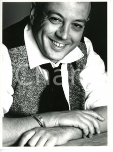 1985 ca COSTUME ITALIA Ritratto di Enrico RUGGERI (3) Foto 18x24 cm Fotografia di agenzia. CONDIZIONI: GFORMATO: 18x24 cm     originale e autentica 1