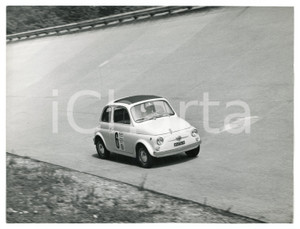 Fotografia d epoca originale 1965 ca 7 MOBIL ECONOMY RUN Fiat 500 durante la gara Foto 24x18 cm 1