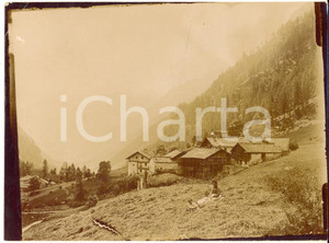 Fotografia d epoca originale 1910 ca s.l. probabile VALSESIA Donna con i figli in un villaggio Foto 12x9 cm 1