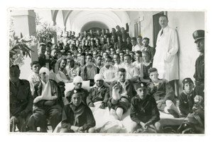 Fotografia d epoca originale 1940 ca WW2  ITALIA Ospedale militare  Soldati e medici  Foto di gruppo 13x8 1