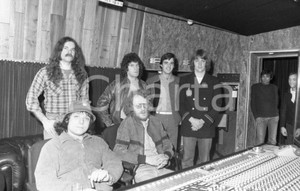 1976 Milano BAKER GURVITZ ARMY Ginger BAKER  Paul e Adrian GURVITZ *NEGATIVO 9 Negativo originale in bianco e nero su pellicola.  E' SEVERAMENTE VIETATA LA RIPRODUZIONE.TUTTI I DIRITTI SONO RISERVATI.ICharta mette in vendita, sul negozio eBay e in esclusiva sul sito "icharta" il proprio archivio composto da numerose diapositive e negativi fotografici d'epoca, tutti originali e autentici.Si tratta di uno sguardo inedito sull'attualità, la politica, la vita quotidiana, il gossip e la cultura, che fotografa il cambiamento della nazione (e non solo) tra il 1890 ed il 1990 circa. Un'occasione unica per il mercato del collezionismo, che vede finalmente disponibile un archivio eccezionale per vastità, tematiche e condizioni, in un settore (il negativo fotografico e la diapositiva) di assoluta novità e dalle interessanti prospettive di investimento. CONDIZIONI:FAIR/discretoFORMATO: 35mm originale e autentica 1