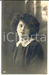 Cartolina originale da collezione 1910 COSTUME Giovane donna con colletto di pizzo Cartolina VINTAGE ing. BONELLI 1