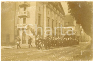 Fotografia d epoca originale 1910 ca LUCERNA SVIZZERA Parata davanti al teatro Fotografia 8x5 cm 1
