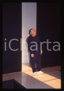 Giorgio ARMANI - MODA Stilista e imprenditore 1995 ca * 35 mm vintage slide 37  Diapositiva d'epoca, in formato 35 mm.CONDIZIONI: GOODE' severamente vietata la riproduzione. Tutti i diritti sono riservati.Nella diapositiva ICharta mette in vendita, sul negozio eBay e in esclusiva sul sito "icharta" il proprio archivio composto da numerose diapositive e negativi fotografici d'epoca, tutti originali e autentici, che attraversano la storia del costume italiano tra gli la fine degli anni Sessanta e Novanta.Si tratta di uno sguardo inedito sull'attualit&agrave;, la politica, la vita quotidiana, il gossip e la cultura, che fotografa il cambiamento della nazione in quest'ultimo scorcio del XX secolo. Un'occasione unica per il mercato del collezionismo, che vede finalmente disponibile un archivio eccezionale per vastit&agrave;, tematiche e condizioni, in un settore (il negativo fotografico e la diapositiva) di assoluta novit&agrave; e dalle interessanti prospettive di investimento.  CONDIZIONI:GOOD/buono originale e autentica 1