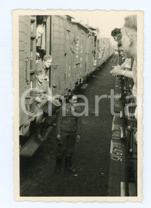 Fotografia d epoca originale 1935 ca WW2 Soldato tedesco suona fisarmonica per passeggeri di un treno  Foto 1