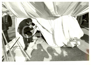 Fotografia d epoca originale 1985 VENEZIA Varo AZZURRA II Skipper Cino RICCI scopre lo scafo SAILING REGATTA 1