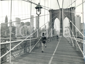 Fotografia d epoca originale 1980 NEW YORK Corridori sul BROOKLYN BRIDGE e veduta delle TWIN TOWERS Foto 2 1