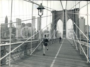 Fotografia d epoca originale 1980 NEW YORK Corridori sul BROOKLYN BRIDGE e veduta delle TWIN TOWERS Foto 4 1