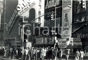 Fotografia d epoca originale 1980 NEW YORK TIMES SQUARE Passanti con manifesto Erotic Musical OH! CALCUTTA 4 1