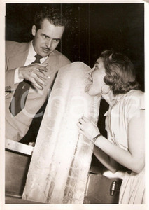 Fotografia d epoca originale 1954 LE GRAND ROBERT fa sentire a Veronique VERLHAC il cioccolato ILLUSIONISMO 2 1