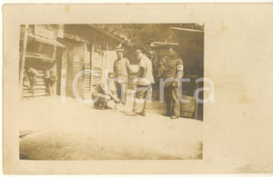 Fotografia d epoca originale 1916 WW1 DEUTSCHES HEER Uff. Andreas SCHUBERT al campo con cagnolino Foto 14x9 1