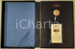 2002 Josemaría Escrivá - Centenario - Medaglia con cofanetto BOLAFFI TORINO (1) Medaglia originale dedicata a Josemaría Escrivá, fondatore dell'Opus Dei, nel centenario della nascita (1902-2002). In cofanetto rigido in pelle con preghiera sotto vetro, chiuso nel cellophane originale.Emissione speciale Bolaffi Torino di carattere collezionistico-devozionale. PAGINE: 144CONDIZIONI:GOOD/buonoFORMATO: 26x37 cm originale e autentica 1