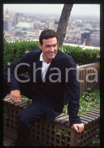 35mm vintage slide* 1992 MILANO Daniel McVICAR Ritratto (6    Diapositiva d'epoca, in formato 35 mm.  CONDIZIONI: GOOD E' severamente vietata la riproduzione. Tutti i diritti sono riservati.Nella diapositiva ICharta mette in vendita, sul negozio eBay e in esclusiva sul sito "icharta" il proprio archivio composto da numerose diapositive e negativi fotografici d'epoca, tutti originali e autentici, che attraversano la storia del costume italiano tra gli la fine degli anni Sessanta e Novanta.Si tratta di uno sguardo inedito sull'attualit&agrave;, la politica, la vita quotidiana, il gossip e la cultura, che fotografa il cambiamento della nazione in quest'ultimo scorcio del XX secolo. Un'occasione unica per il mercato del collezionismo, che vede finalmente disponibile un archivio eccezionale per vastit&agrave;, tematiche e condizioni, in un settore (il negativo fotografico e la diapositiva) di assoluta novit&agrave; e dalle interessanti prospettive di investimento.  CONDIZIONI:GOOD/buono originale e autentica 1