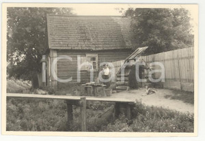 Fotografia d epoca originale 1941 ca WARSAW area Casa rurale con pozzo REAL PHOTO 1