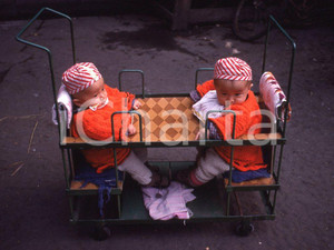 1965ca Life in China - 35mm vintage slide 1 Diapositiva originale, in formato 35 mm.Per i diritti rivolgersi a ICharta.ICharta mette in vendita, sul negozio eBay e in esclusiva sul sito "icharta" il proprio archivio composto da numerose diapositive e negativi fotografici d'epoca, tutti originali e autentici.Si tratta di uno sguardo inedito sull'attualità, la politica, la vita quotidiana, il gossip e la cultura, che fotografa il cambiamento della nazione (e non solo) tra il 1890 ed il 1990 circa. Un'occasione unica per il mercato del collezionismo, che vede finalmente disponibile un archivio eccezionale per vastità, tematiche e condizioni, in un settore (il negativo fotografico e la diapositiva) di assoluta novità e dalle interessanti prospettive di investimento. CONDIZIONI:FAIR/discretoFORMATO: 35mm originale e autentica 1