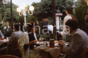 1986 LEE BALTERMAN  Couple in Paris  *VINTAGE SLIDE Diapositiva originale, in formato 35 mm.Per i diritti rivolgersi a ICharta.ICharta mette in vendita, sul negozio eBay e in esclusiva sul sito "icharta" il proprio archivio composto da numerose diapositive e negativi fotografici d'epoca, tutti originali e autentici.Si tratta di uno sguardo inedito sull'attualità, la politica, la vita quotidiana, il gossip e la cultura, che fotografa il cambiamento della nazione (e non solo) tra il 1890 ed il 1990 circa. Un'occasione unica per il mercato del collezionismo, che vede finalmente disponibile un archivio eccezionale per vastità, tematiche e condizioni, in un settore (il negativo fotografico e la diapositiva) di assoluta novità e dalle interessanti prospettive di investimento. CONDIZIONI:FAIR/discretoFORMATO: 35mm originale e autentica 1