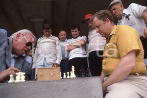 1986 LEE BALTERMAN  Chess players on the street Chicago  *VINTAGE SLIDE Diapositiva originale, in formato 35 mm.Per i diritti rivolgersi a ICharta.ICharta mette in vendita, sul negozio eBay e in esclusiva sul sito "icharta" il proprio archivio composto da numerose diapositive e negativi fotografici d'epoca, tutti originali e autentici.Si tratta di uno sguardo inedito sull'attualità, la politica, la vita quotidiana, il gossip e la cultura, che fotografa il cambiamento della nazione (e non solo) tra il 1890 ed il 1990 circa. Un'occasione unica per il mercato del collezionismo, che vede finalmente disponibile un archivio eccezionale per vastità, tematiche e condizioni, in un settore (il negativo fotografico e la diapositiva) di assoluta novità e dalle interessanti prospettive di investimento. CONDIZIONI:FAIR/discretoFORMATO: 35mm originale e autentica 1