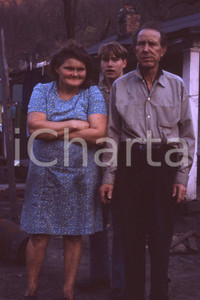 1980 LEE BALTERMAN  Cabin Creek WEST VIRGINIA Coal miner's family *VINTAGE SLIDE Diapositiva originale, in formato 35 mm.Per i diritti rivolgersi a ICharta.ICharta mette in vendita, sul negozio eBay e in esclusiva sul sito "icharta" il proprio archivio composto da numerose diapositive e negativi fotografici d'epoca, tutti originali e autentici.Si tratta di uno sguardo inedito sull'attualità, la politica, la vita quotidiana, il gossip e la cultura, che fotografa il cambiamento della nazione (e non solo) tra il 1890 ed il 1990 circa. Un'occasione unica per il mercato del collezionismo, che vede finalmente disponibile un archivio eccezionale per vastità, tematiche e condizioni, in un settore (il negativo fotografico e la diapositiva) di assoluta novità e dalle interessanti prospettive di investimento. CONDIZIONI:FAIR/discretoFORMATO: 35mm originale e autentica 1