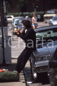 1980 LEE BALTERMAN  Street theater artist in Chicago *VINTAGE SLIDE Diapositiva originale, in formato 35 mm.Per i diritti rivolgersi a ICharta.ICharta mette in vendita, sul negozio eBay e in esclusiva sul sito "icharta" il proprio archivio composto da numerose diapositive e negativi fotografici d'epoca, tutti originali e autentici.Si tratta di uno sguardo inedito sull'attualità, la politica, la vita quotidiana, il gossip e la cultura, che fotografa il cambiamento della nazione (e non solo) tra il 1890 ed il 1990 circa. Un'occasione unica per il mercato del collezionismo, che vede finalmente disponibile un archivio eccezionale per vastità, tematiche e condizioni, in un settore (il negativo fotografico e la diapositiva) di assoluta novità e dalle interessanti prospettive di investimento. CONDIZIONI:FAIR/discretoFORMATO: 35mm originale e autentica 1