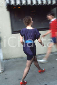 1985 LEE BALTERMAN  Woman in mimi dress in Chicago *VINTAGE SLIDE Diapositiva originale, in formato 35 mm.Per i diritti rivolgersi a ICharta.ICharta mette in vendita, sul negozio eBay e in esclusiva sul sito "icharta" il proprio archivio composto da numerose diapositive e negativi fotografici d'epoca, tutti originali e autentici.Si tratta di uno sguardo inedito sull'attualità, la politica, la vita quotidiana, il gossip e la cultura, che fotografa il cambiamento della nazione (e non solo) tra il 1890 ed il 1990 circa. Un'occasione unica per il mercato del collezionismo, che vede finalmente disponibile un archivio eccezionale per vastità, tematiche e condizioni, in un settore (il negativo fotografico e la diapositiva) di assoluta novità e dalle interessanti prospettive di investimento. CONDIZIONI:FAIR/discretoFORMATO: 35mm originale e autentica 1