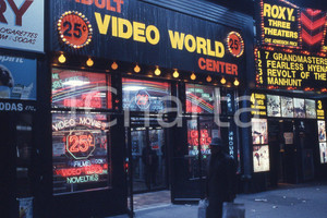 1987 LEE BALTERMAN  Adult Video World Center in Chicago *VINTAGE SLIDE Diapositiva originale, in formato 35 mm.Per i diritti rivolgersi a ICharta.ICharta mette in vendita, sul negozio eBay e in esclusiva sul sito "icharta" il proprio archivio composto da numerose diapositive e negativi fotografici d'epoca, tutti originali e autentici.Si tratta di uno sguardo inedito sull'attualità, la politica, la vita quotidiana, il gossip e la cultura, che fotografa il cambiamento della nazione (e non solo) tra il 1890 ed il 1990 circa. Un'occasione unica per il mercato del collezionismo, che vede finalmente disponibile un archivio eccezionale per vastità, tematiche e condizioni, in un settore (il negativo fotografico e la diapositiva) di assoluta novità e dalle interessanti prospettive di investimento. CONDIZIONI:FAIR/discretoFORMATO: 35mm originale e autentica 1