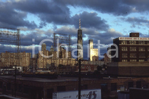 1985 LEE BALTERMAN  Landscape John Hancock center *VINTAGE SLIDE Diapositiva originale, in formato 35 mm.Per i diritti rivolgersi a ICharta.ICharta mette in vendita, sul negozio eBay e in esclusiva sul sito "icharta" il proprio archivio composto da numerose diapositive e negativi fotografici d'epoca, tutti originali e autentici.Si tratta di uno sguardo inedito sull'attualità, la politica, la vita quotidiana, il gossip e la cultura, che fotografa il cambiamento della nazione (e non solo) tra il 1890 ed il 1990 circa. Un'occasione unica per il mercato del collezionismo, che vede finalmente disponibile un archivio eccezionale per vastità, tematiche e condizioni, in un settore (il negativo fotografico e la diapositiva) di assoluta novità e dalle interessanti prospettive di investimento. CONDIZIONI:FAIR/discretoFORMATO: 35mm originale e autentica 1
