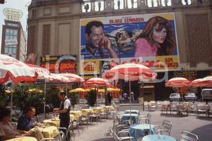1987 LEE BALTERMAN  Madrin Callao City Lights *VINTAGE SLIDE Diapositiva originale, in formato 35 mm.Per i diritti rivolgersi a ICharta.ICharta mette in vendita, sul negozio eBay e in esclusiva sul sito "icharta" il proprio archivio composto da numerose diapositive e negativi fotografici d'epoca, tutti originali e autentici.Si tratta di uno sguardo inedito sull'attualità, la politica, la vita quotidiana, il gossip e la cultura, che fotografa il cambiamento della nazione (e non solo) tra il 1890 ed il 1990 circa. Un'occasione unica per il mercato del collezionismo, che vede finalmente disponibile un archivio eccezionale per vastità, tematiche e condizioni, in un settore (il negativo fotografico e la diapositiva) di assoluta novità e dalle interessanti prospettive di investimento. CONDIZIONI:FAIR/discretoFORMATO: 35mm originale e autentica 1