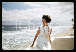 35mm vintage slide * 1972 PALM BEACH FLORIDA U.S. Rose KENNEDY - Ritratto   Diapositiva d'epoca, in formato 35 mm.   CONDIZIONI: GOODE' severamente vietata la riproduzione. Tutti i diritti sono riservati. ICharta mette in vendita, sul negozio eBay e in esclusiva sul sito "icharta" il proprio archivio composto da numerose diapositive e negativi fotografici d'epoca, tutti originali e autentici, che attraversano la storia del costume italiano tra gli la fine degli anni Sessanta e Novanta.Si tratta di uno sguardo inedito sull'attualit&agrave;, la politica, la vita quotidiana, il gossip e la cultura, che fotografa il cambiamento della nazione in quest'ultimo scorcio del XX secolo. Un'occasione unica per il mercato del collezionismo, che vede finalmente disponibile un archivio eccezionale per vastit&agrave;, tematiche e condizioni, in un settore (il negativo fotografico e la diapositiva) di assoluta novit&agrave; e dalle interessanti prospettive di investimento.  originale e autentica 1