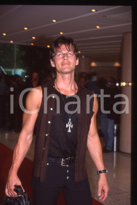35mm vintage slide* 1993 MONTECARLO Morten HARKET degli A-HA Ritratto (22) La diapositiva è stata scattata in occasione dei World Music AwardsDiapositiva d'epoca, in formato 35 mm. CONDIZIONI: GOODE' severamente vietata la riproduzione. Tutti i diritti sono riservati.Nella diapositiva ICharta mette in vendita, sul negozio eBay e in esclusiva sul sito "icharta" il proprio archivio composto da numerose diapositive e negativi fotografici d'epoca, tutti originali e autentici, che attraversano la storia del costume italiano tra gli la fine degli anni Sessanta e Novanta.Si tratta di uno sguardo inedito sull'attualità, la politica, la vita quotidiana, il gossip e la cultura, che fotografa il cambiamento della nazione in quest'ultimo scorcio del XX secolo. Un'occasione unica per il mercato del collezionismo, che vede finalmente disponibile un archivio eccezionale per vastità, tematiche e condizioni, in un settore (il negativo fotografico e la diapositiva) di assoluta novità e dalle interessanti prospettive di investimento.  originale e autentica 1 35mm vintage slide* 1993 MONTECARLO Morten HARKET degli A-HA Ritratto (22) La diapositiva è stata scattata in occasione dei World Music AwardsDiapositiva d'epoca, in formato 35 mm. CONDIZIONI: GOODE' severamente vietata la riproduzione. Tutti i diritti sono riservati.Nella diapositiva ICharta mette in vendita, sul negozio eBay e in esclusiva sul sito "icharta" il proprio archivio composto da numerose diapositive e negativi fotografici d'epoca, tutti originali e autentici, che attraversano la storia del costume italiano tra gli la fine degli anni Sessanta e Novanta.Si tratta di uno sguardo inedito sull'attualità, la politica, la vita quotidiana, il gossip e la cultura, che fotografa il cambiamento della nazione in quest'ultimo scorcio del XX secolo. Un'occasione unica per il mercato del collezionismo, che vede finalmente disponibile un archivio eccezionale per vastità, tematiche e condizioni, in un settore (il negativo fotografico e la diapositiva) di assoluta novità e dalle interessanti prospettive di investimento.  originale e autentica 1