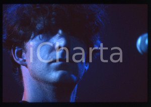 35mm vintage slide* 1995ca MUSICA Chris CORNELL dei SOUNDGARDEN in concerto (14)  Diapositiva d'epoca, in formato 35 mm Nella diapositiva compaiono anche CONDIZIONI: GOODE' severamente vietata la riproduzione. Tutti i diritti sono riservati. ICharta mette in vendita, sul negozio eBay e in esclusiva sul sito "icharta" il proprio archivio composto da numerose diapositive e negativi fotografici d'epoca, tutti originali e autentici, che attraversano la storia del costume italiano tra gli la fine degli anni Sessanta e Novanta.Si tratta di uno sguardo inedito sull'attualità, la politica, la vita quotidiana, il gossip e la cultura, che fotografa il cambiamento della nazione in quest'ultimo scorcio del XX secolo. Un'occasione unica per il mercato del collezionismo, che vede finalmente disponibile un archivio eccezionale per vastità, tematiche e condizioni, in un settore (il negativo fotografico e la diapositiva) di assoluta novità e dalle interessanti prospettive di investimento.  originale e autentica 1 35mm vintage slide* 1995ca MUSICA Chris CORNELL dei SOUNDGARDEN in concerto (14)  Diapositiva d'epoca, in formato 35 mm Nella diapositiva compaiono anche CONDIZIONI: GOODE' severamente vietata la riproduzione. Tutti i diritti sono riservati. ICharta mette in vendita, sul negozio eBay e in esclusiva sul sito "icharta" il proprio archivio composto da numerose diapositive e negativi fotografici d'epoca, tutti originali e autentici, che attraversano la storia del costume italiano tra gli la fine degli anni Sessanta e Novanta.Si tratta di uno sguardo inedito sull'attualità, la politica, la vita quotidiana, il gossip e la cultura, che fotografa il cambiamento della nazione in quest'ultimo scorcio del XX secolo. Un'occasione unica per il mercato del collezionismo, che vede finalmente disponibile un archivio eccezionale per vastità, tematiche e condizioni, in un settore (il negativo fotografico e la diapositiva) di assoluta novità e dalle interessanti prospettive di investimento.  originale e autentica 1