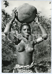 1955 ca MOMBASA - KENYA Girl with vase on the head SCARIFICATION Postcard FG Cartolina d'epoca, non viaggiata.EDITORE: D. Frank Studio - Mombasa CONDIZIONI:FAIR/discreto Piegatura all'angolo superiore destroFORMATO: 9x14 cm originale e autentica 1