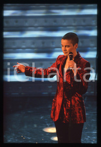 35mm vintage slide* 1997 SANREMO Silvia SALEMI sul palco del Teatro Ariston 12 Diapositiva d'epoca, in formato 35 mm. CONDIZIONI: GOODE' severamente vietata la riproduzione. Tutti i diritti sono riservati. ICharta mette in vendita, sul negozio eBay e in esclusiva sul sito "icharta" il proprio archivio composto da numerose diapositive e negativi fotografici d'epoca, tutti originali e autentici, che attraversano la storia del costume italiano tra gli la fine degli anni Sessanta e Novanta.Si tratta di uno sguardo inedito sull'attualit&agrave;, la politica, la vita quotidiana, il gossip e la cultura, che fotografa il cambiamento della nazione in quest'ultimo scorcio del XX secolo. Un'occasione unica per il mercato del collezionismo, che vede finalmente disponibile un archivio eccezionale per vastit&agrave;, tematiche e condizioni, in un settore (il negativo fotografico e la diapositiva) di assoluta novit&agrave; e dalle interessanti prospettive di investimento.  originale e autentica 1