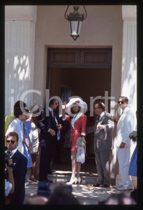 35mm vintage slide* 1990 RAMATUELLE Adeline BLONDIEAU il giorno delle nozze 3 La diapositiva si riferisce al matrimonio tra Adeline Blondieau e Johnny HallydayDiapositiva d'epoca, in formato 35 mm. CONDIZIONI: GOODE' severamente vietata la riproduzione. Tutti i diritti sono riservati. ICharta mette in vendita, sul negozio eBay e in esclusiva sul sito "icharta" il proprio archivio composto da numerose diapositive e negativi fotografici d'epoca, tutti originali e autentici, che attraversano la storia del costume italiano tra gli la fine degli anni Sessanta e Novanta.Si tratta di uno sguardo inedito sull'attualità, la politica, la vita quotidiana, il gossip e la cultura, che fotografa il cambiamento della nazione in quest'ultimo scorcio del XX secolo. Un'occasione unica per il mercato del collezionismo, che vede finalmente disponibile un archivio eccezionale per vastità, tematiche e condizioni, in un settore (il negativo fotografico e la diapositiva) di assoluta novità e dalle interessanti prospettive di investimento.  originale e autentica 1 35mm vintage slide* 1990 RAMATUELLE Adeline BLONDIEAU il giorno delle nozze 3 La diapositiva si riferisce al matrimonio tra Adeline Blondieau e Johnny HallydayDiapositiva d'epoca, in formato 35 mm. CONDIZIONI: GOODE' severamente vietata la riproduzione. Tutti i diritti sono riservati. ICharta mette in vendita, sul negozio eBay e in esclusiva sul sito "icharta" il proprio archivio composto da numerose diapositive e negativi fotografici d'epoca, tutti originali e autentici, che attraversano la storia del costume italiano tra gli la fine degli anni Sessanta e Novanta.Si tratta di uno sguardo inedito sull'attualità, la politica, la vita quotidiana, il gossip e la cultura, che fotografa il cambiamento della nazione in quest'ultimo scorcio del XX secolo. Un'occasione unica per il mercato del collezionismo, che vede finalmente disponibile un archivio eccezionale per vastità, tematiche e condizioni, in un settore (il negativo fotografico e la diapositiva) di assoluta novità e dalle interessanti prospettive di investimento.  originale e autentica 1
