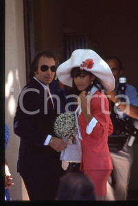 35mm vintage slide* 1990 RAMATUELLE Adeline BLONDIEAU il giorno delle nozze (2) La diapositiva si riferisce al matrimonio tra Adeline Blondieau e Johnny HallydayDiapositiva d'epoca, in formato 35 mm. CONDIZIONI: GOODE' severamente vietata la riproduzione. Tutti i diritti sono riservati. ICharta mette in vendita, sul negozio eBay e in esclusiva sul sito "icharta" il proprio archivio composto da numerose diapositive e negativi fotografici d'epoca, tutti originali e autentici, che attraversano la storia del costume italiano tra gli la fine degli anni Sessanta e Novanta.Si tratta di uno sguardo inedito sull'attualità, la politica, la vita quotidiana, il gossip e la cultura, che fotografa il cambiamento della nazione in quest'ultimo scorcio del XX secolo. Un'occasione unica per il mercato del collezionismo, che vede finalmente disponibile un archivio eccezionale per vastità, tematiche e condizioni, in un settore (il negativo fotografico e la diapositiva) di assoluta novità e dalle interessanti prospettive di investimento.  originale e autentica 1 35mm vintage slide* 1990 RAMATUELLE Adeline BLONDIEAU il giorno delle nozze (2) La diapositiva si riferisce al matrimonio tra Adeline Blondieau e Johnny HallydayDiapositiva d'epoca, in formato 35 mm. CONDIZIONI: GOODE' severamente vietata la riproduzione. Tutti i diritti sono riservati. ICharta mette in vendita, sul negozio eBay e in esclusiva sul sito "icharta" il proprio archivio composto da numerose diapositive e negativi fotografici d'epoca, tutti originali e autentici, che attraversano la storia del costume italiano tra gli la fine degli anni Sessanta e Novanta.Si tratta di uno sguardo inedito sull'attualità, la politica, la vita quotidiana, il gossip e la cultura, che fotografa il cambiamento della nazione in quest'ultimo scorcio del XX secolo. Un'occasione unica per il mercato del collezionismo, che vede finalmente disponibile un archivio eccezionale per vastità, tematiche e condizioni, in un settore (il negativo fotografico e la diapositiva) di assoluta novità e dalle interessanti prospettive di investimento.  originale e autentica 1