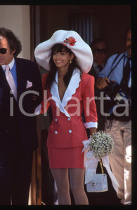 35mm vintage slide* 1990 RAMATUELLE Adeline BLONDIEAU il giorno delle nozze 1 La diapositiva si riferisce al matrimonio tra Adeline Blondieau e Johnny HallydayDiapositiva d'epoca, in formato 35 mm. CONDIZIONI: GOODE' severamente vietata la riproduzione. Tutti i diritti sono riservati. ICharta mette in vendita, sul negozio eBay e in esclusiva sul sito "icharta" il proprio archivio composto da numerose diapositive e negativi fotografici d'epoca, tutti originali e autentici, che attraversano la storia del costume italiano tra gli la fine degli anni Sessanta e Novanta.Si tratta di uno sguardo inedito sull'attualità, la politica, la vita quotidiana, il gossip e la cultura, che fotografa il cambiamento della nazione in quest'ultimo scorcio del XX secolo. Un'occasione unica per il mercato del collezionismo, che vede finalmente disponibile un archivio eccezionale per vastità, tematiche e condizioni, in un settore (il negativo fotografico e la diapositiva) di assoluta novità e dalle interessanti prospettive di investimento.  originale e autentica 1 35mm vintage slide* 1990 RAMATUELLE Adeline BLONDIEAU il giorno delle nozze 1 La diapositiva si riferisce al matrimonio tra Adeline Blondieau e Johnny HallydayDiapositiva d'epoca, in formato 35 mm. CONDIZIONI: GOODE' severamente vietata la riproduzione. Tutti i diritti sono riservati. ICharta mette in vendita, sul negozio eBay e in esclusiva sul sito "icharta" il proprio archivio composto da numerose diapositive e negativi fotografici d'epoca, tutti originali e autentici, che attraversano la storia del costume italiano tra gli la fine degli anni Sessanta e Novanta.Si tratta di uno sguardo inedito sull'attualità, la politica, la vita quotidiana, il gossip e la cultura, che fotografa il cambiamento della nazione in quest'ultimo scorcio del XX secolo. Un'occasione unica per il mercato del collezionismo, che vede finalmente disponibile un archivio eccezionale per vastità, tematiche e condizioni, in un settore (il negativo fotografico e la diapositiva) di assoluta novità e dalle interessanti prospettive di investimento.  originale e autentica 1