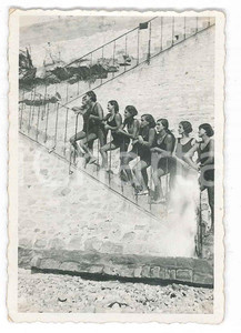 Fotografia d epoca originale 1935 ca ZARA  DALMAZIA Ragazze in costume in posa su una scala  Foto 5x8 cm 1