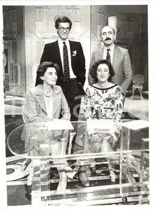 1985 RAI 1 MISTER O Alessandro CECCHI PAONE Paola GIOVETTI Ludovico PEREGRINI  2 Fotografia di agenzia. Nell'immagine compare anche la regista Lella Artesi.CONDIZIONI: G FORMATO: 18x24 cm  originale e autentica 1