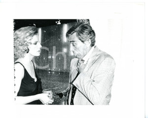 1985 ca IL CAPPELLO SULLE VENTITRÉ Walter CHIARI con Patrizia CASELLI (8) *Foto Fotografia di agenzia. CONDIZIONI: FAIR (difetto di stampa al margine sinistro; lieve piegatura all'angolo superiore destro)FORMATO: 25x20 cm  originale e autentica 1