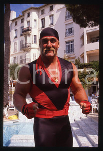 35mm vintage slide* 1992 Wresting HULK HOGAN a bordo piscina (5)   Diapositiva d'epoca, in formato 35 mm. CONDIZIONI: VERY GOOD ICharta mette in vendita, sul negozio eBay e in esclusiva sul sito "icharta" il proprio archivio composto da numerose diapositive e negativi fotografici d'epoca, tutti originali e autentici, che attraversano la storia del costume italiano tra gli la fine degli anni Sessanta e Novanta.Si tratta di uno sguardo inedito sull'attualità, la politica, la vita quotidiana, il gossip e la cultura, che fotografa il cambiamento della nazione in quest'ultimo scorcio del XX secolo. Un'occasione unica per il mercato del collezionismo, che vede finalmente disponibile un archivio eccezionale per vastità, tematiche e condizioni, in un settore (il negativo fotografico e la diapositiva) di assoluta novità e dalle interessanti prospettive di investimento.  originale e autentica 1 35mm vintage slide* 1992 Wresting HULK HOGAN a bordo piscina (5)   Diapositiva d'epoca, in formato 35 mm. CONDIZIONI: VERY GOOD ICharta mette in vendita, sul negozio eBay e in esclusiva sul sito "icharta" il proprio archivio composto da numerose diapositive e negativi fotografici d'epoca, tutti originali e autentici, che attraversano la storia del costume italiano tra gli la fine degli anni Sessanta e Novanta.Si tratta di uno sguardo inedito sull'attualità, la politica, la vita quotidiana, il gossip e la cultura, che fotografa il cambiamento della nazione in quest'ultimo scorcio del XX secolo. Un'occasione unica per il mercato del collezionismo, che vede finalmente disponibile un archivio eccezionale per vastità, tematiche e condizioni, in un settore (il negativo fotografico e la diapositiva) di assoluta novità e dalle interessanti prospettive di investimento.  originale e autentica 1
