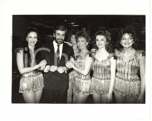Fotografia d epoca originale 1990 ca RAI UNO  GIOCAQUIZ DIXAN Giovanni GORIA tra le vallette 4 Foto 25x20 1