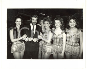 Fotografia d epoca originale 1990 ca RAI UNO  GIOCAQUIZ DIXAN Giovanni GORIA tra le vallette 4 Foto 25x20 1