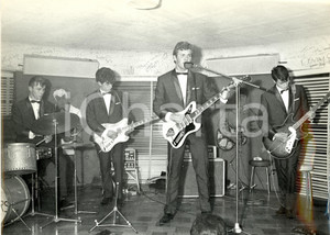 Fotografia d epoca originale 1965 ca PARIS Esibizione band STRANGERS con Alan SELBY voce  Foto 4 1