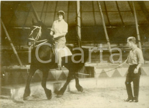 Fotografia d epoca originale 1959 GRASTEN Principessa Benedikte di DANIMARCA cavalca al circo BENEWEIS Foto 1