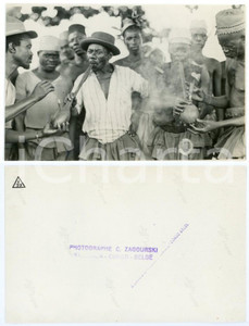 1930 ca (1970) C. ZAGOURSKI - Congo belge - Fumeurs indigènes *Photo  Fotografia seriale, originale d'epoca, realizzata dal fotografo Casimir Zagourski negli anni Trenta.Si tratta di una tiratura post 1966, con didascalia al verso: "Photographe C. Zagourski - Kinshasa - Congo - Belge". CONDIZIONI:GOOD/buonoFORMATO: 14x9 cm originale e autentica 1